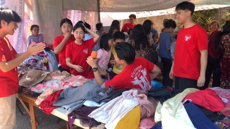 Perayaan Paskah di Gereja Paroki Roh Kudus Surabaya diwarnai Baksos Pasar Baju