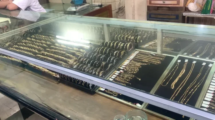Harga Emas Tinggi, Pedagang di Surabaya Keluhkan Sepi Pembeli