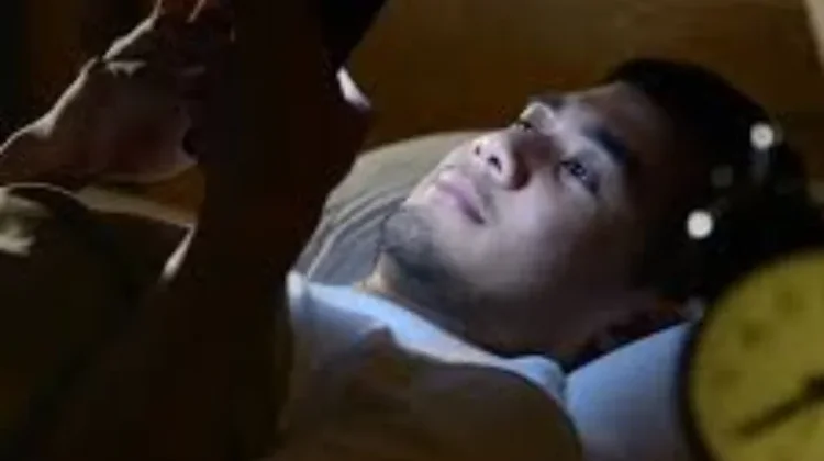 Kebiasaan Scrolling Malam Hari Ganggu Kualitas Tidur