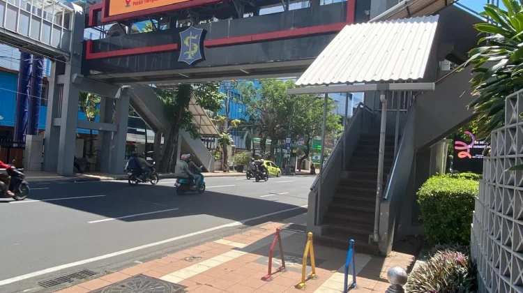 Gunakan JPO, Jangan Nekat Menyeberang tanpa Petugas