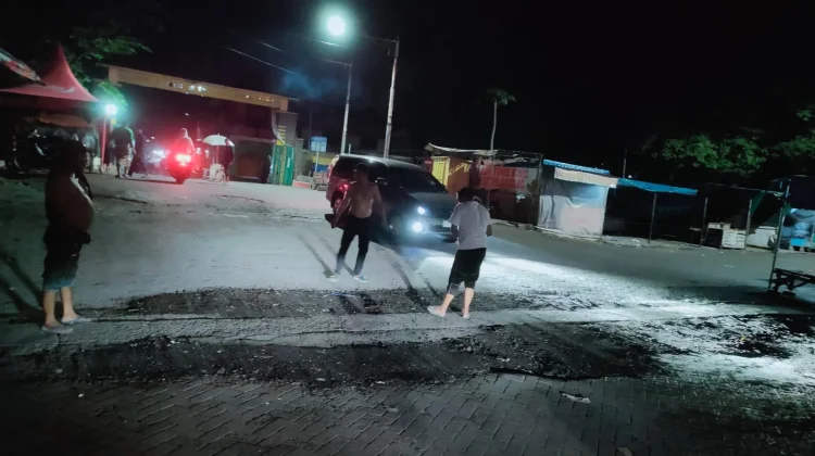 Jukir Gotong Royong Perbaiki Jalan Rusak Pasar Porong