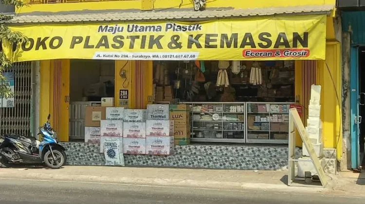Toko Plastik di Surabaya Pusing Harga Plastik Melambung Drastis