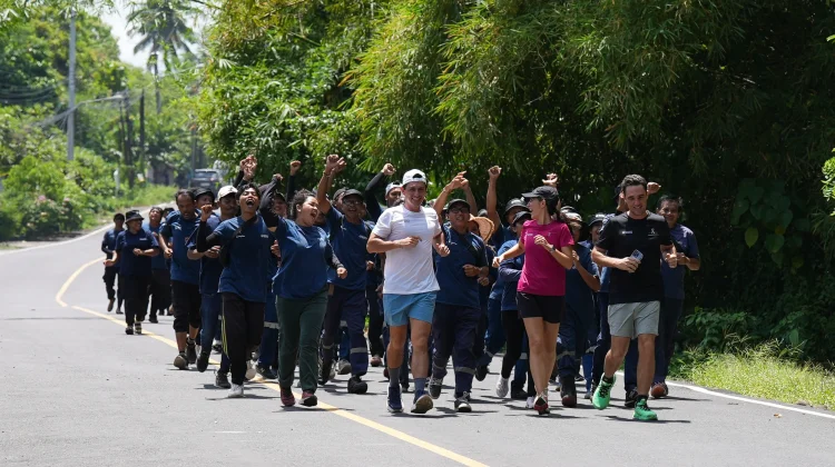 Lari 1.260 Km Lawan Sampah Plastik di Sungai Indonesia