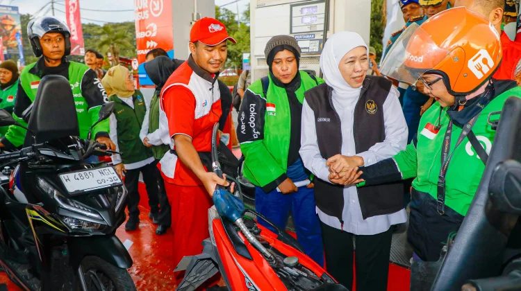 Gubernur Khofifah Bagikan BBM Gratis untuk 200 Pengemudi Ojek Online