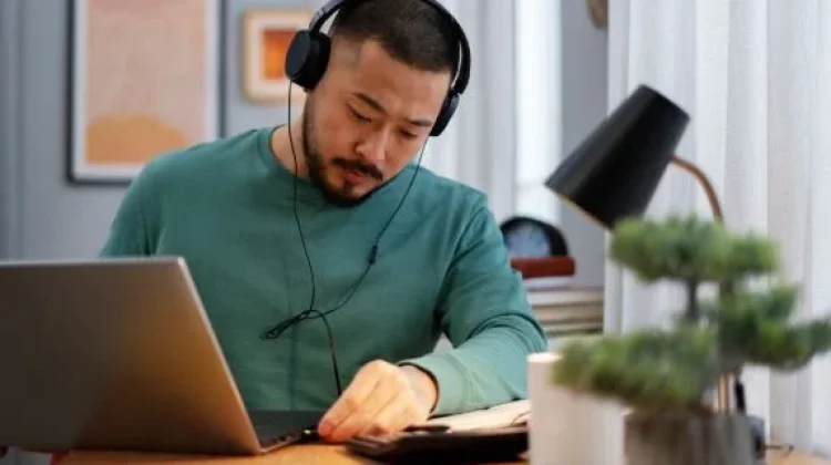 Bekerja Sambil Mendengar Musik: Menapa Ada yang Fokus dan Ada yang Terganggu?