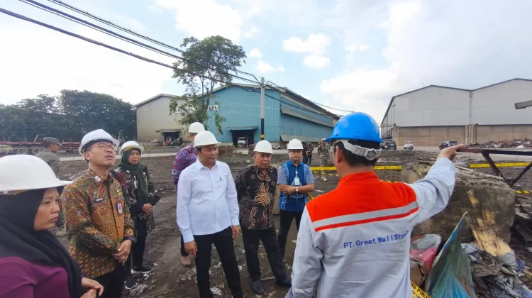 Bupati Sidoarjo Tinjau Ledakan Pabrik di Waru