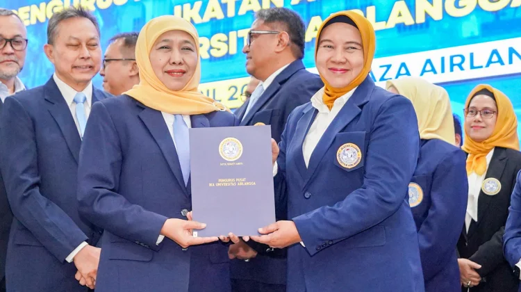 Lantik Pengurus IKA UNAIR, Khofifah Dorong Peran Strategis Alumni