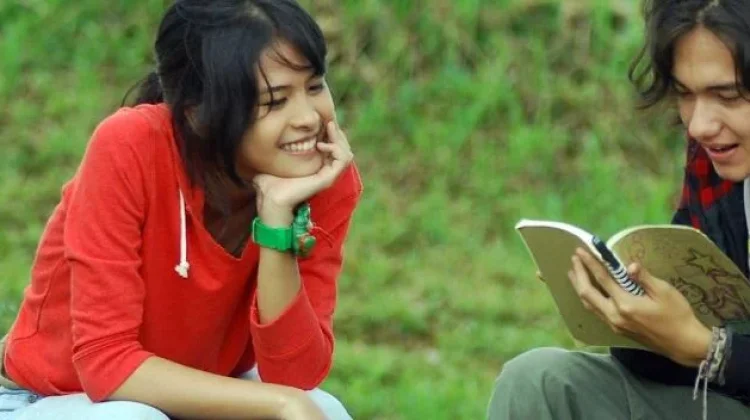 “Perahu Kertas”, Kisah Cinta, Mimpi, dan Takdir yang Mengalir Lembut