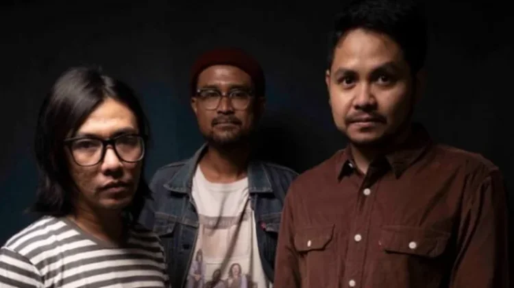 Bangkutaman Rilis “Senyum Sendiri” : Menertawakan Ambisi Masa Lalu yang Tertunda