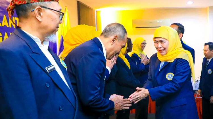Lantik IKA Jateng, Khofifah Dorong Peran Alumni Kesehatan