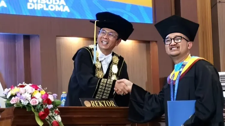 Raih Gelar Doktor, Tom Liwafa Tekankan Tanggung Jawab Akademik
