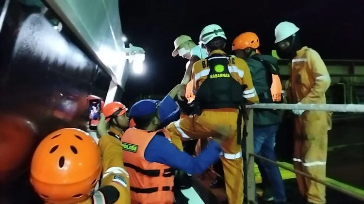 SAR Evakuasi ABK China Sakit di Karang Jamuang