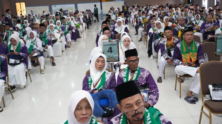 Jemaah Haji Kloter Awal Embarkasi Surabaya Masuk Asrama Haji 21 April