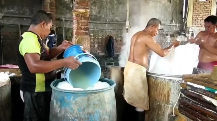 Harga Kedelai Impor Naik, Perajin Tahu Tertekan