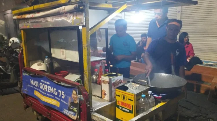 Kuliner Pinggir Jalan Nasi Goreng 75 Melek Teknologi