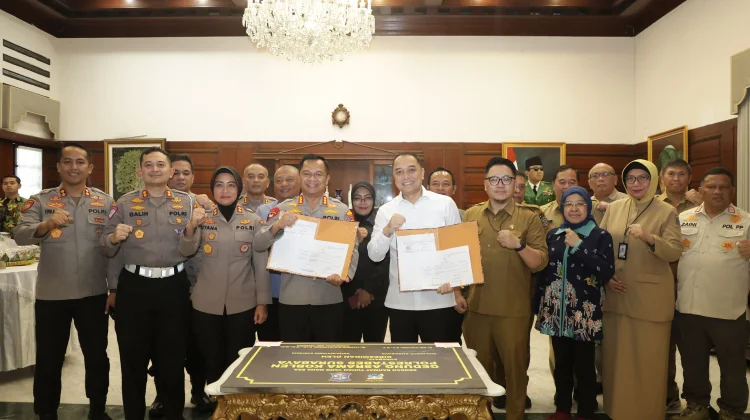 Pemkot Surabaya Serahkan Hibah Rehabilitasi Asrama Koblen