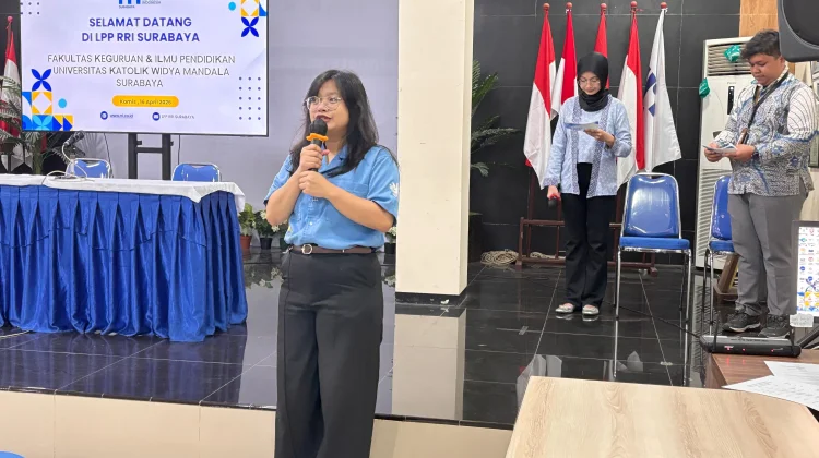 Sejumlah Mahasiswa Fakultas Keguruan dan Ilmu Pendidikan kunjungi RRI Surabaya