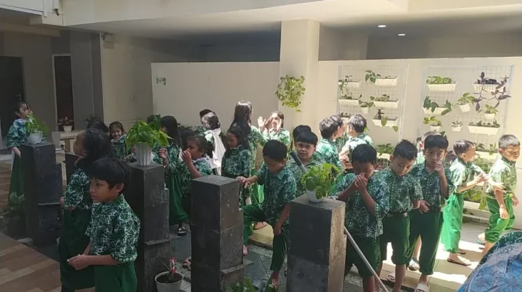 Shalat Berjamaah Bentuk Karakter Siswa