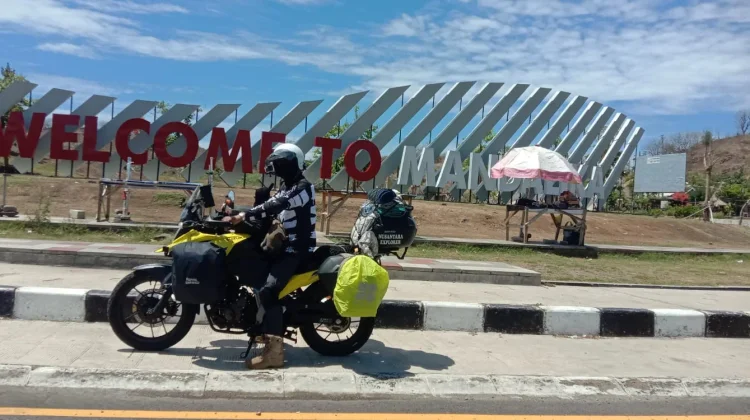Pakdhe Han Boncengan Istri Riding Lintas Negara