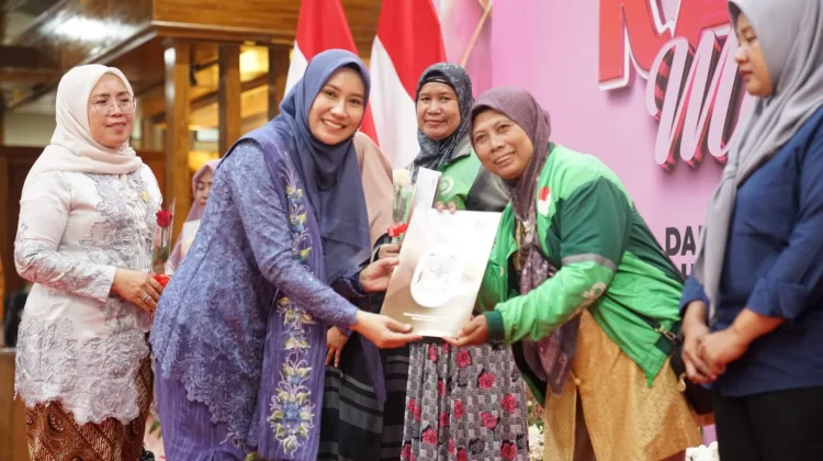 Semangat Kartini, Dewan Jatim Beri Apresiasi Ibu Ibu Berbagai Profesi