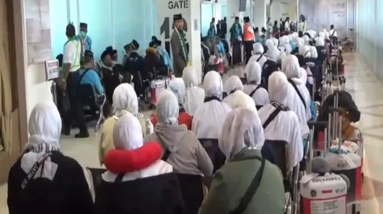 Kloter Pertama Jemaah Haji Embarkasi Surabaya Berangkat Hari Ini