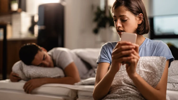 Rasa Nyaman saat Ngobrol jadi Pemicu Awal Perselingkuhan