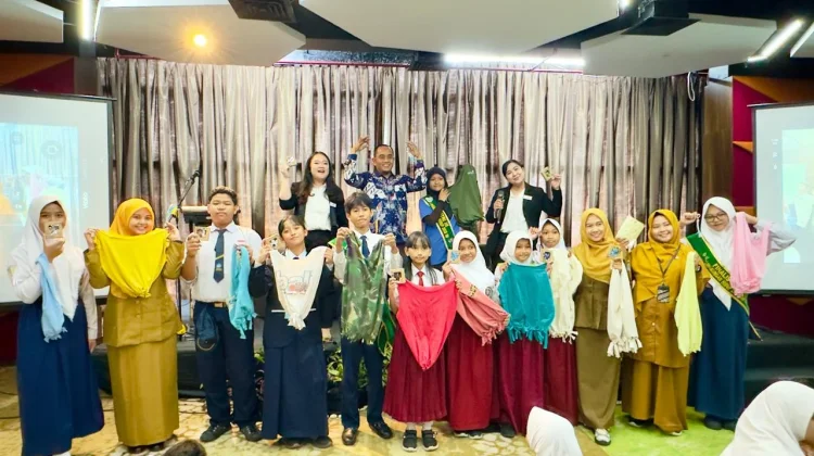Pelajar Surabaya Belajar Daur Ulang Tekstil lewat Workshop Hari Bumi