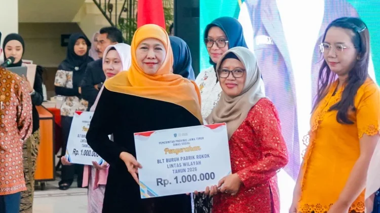 Khofifah Salurkan DBHCHT dan KIP Jawara, Dukung Kemandirian Ekonomi Perempuan