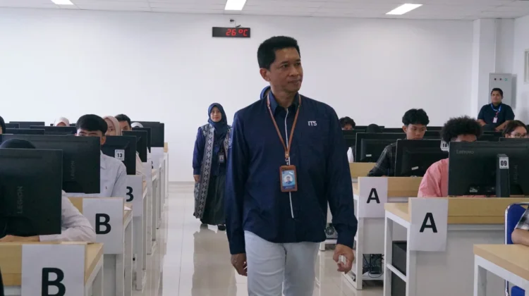 Pastikan Lancar, Rektor ITS Tinjau Hari Pertama UTBK 2026