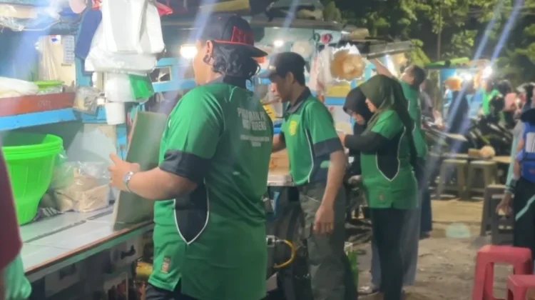 Pedagang Nasi Goreng Sentra Manukan Berseragam Persebaya