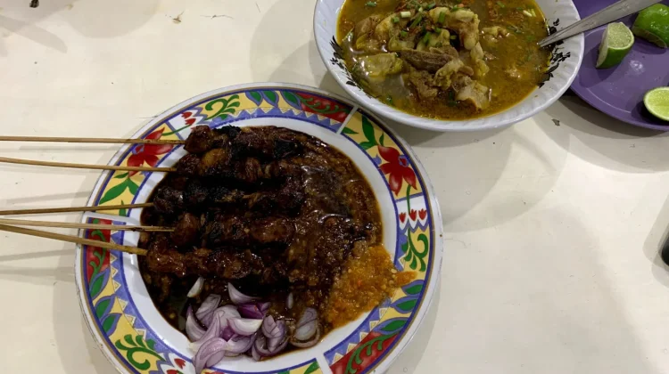 Menikmati Kelezatan Sate dan Gulai Legendaris di Warung Sate Chudori Manukan