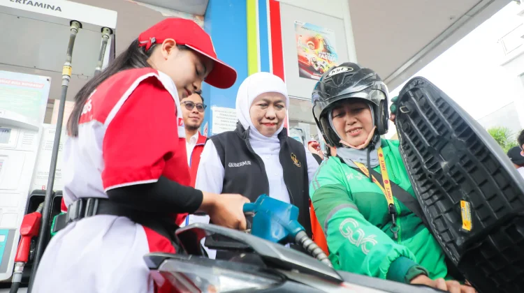 Gubernur Khofifah Bagikan BBM Gratis untuk Ojol Perempuan di Malang