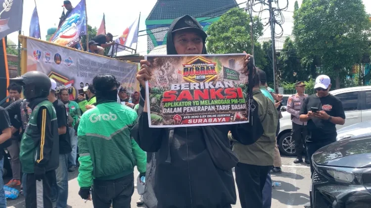 Ribuan Driver Ojol Tiba di Gedung DPRD Jatim Tuntut Pembubaran Aplikator Nakal