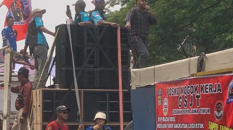 Ratusan Sopir Truk Gelar Aksi di Surabaya, Soroti Masalah BBM Subsidi
