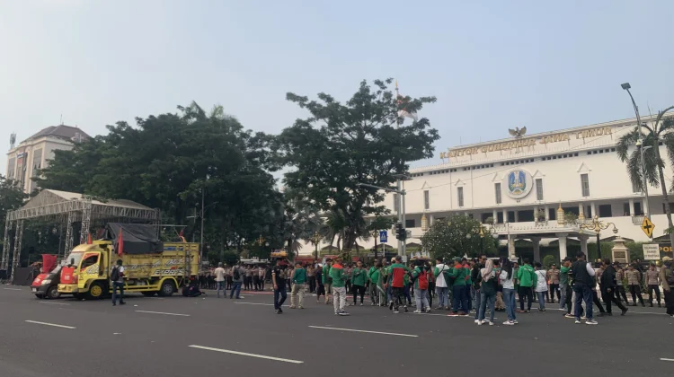 Sebanyak 6000 Buruh Lakukan Aksi May Day di Depan Kantor Gubernur Jatim