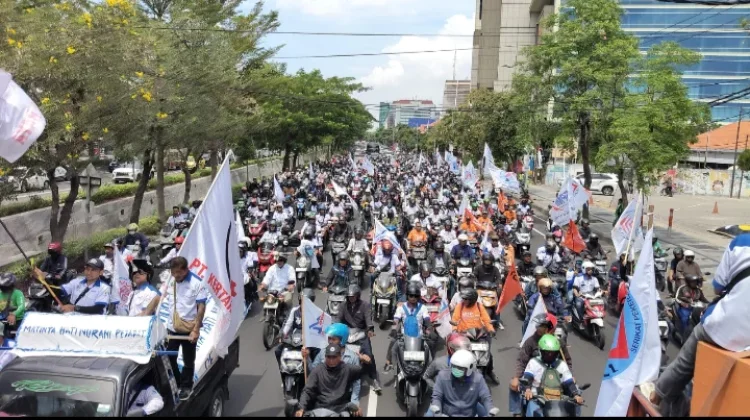 Massa Buruh Jatim Gelar Aksi May Day