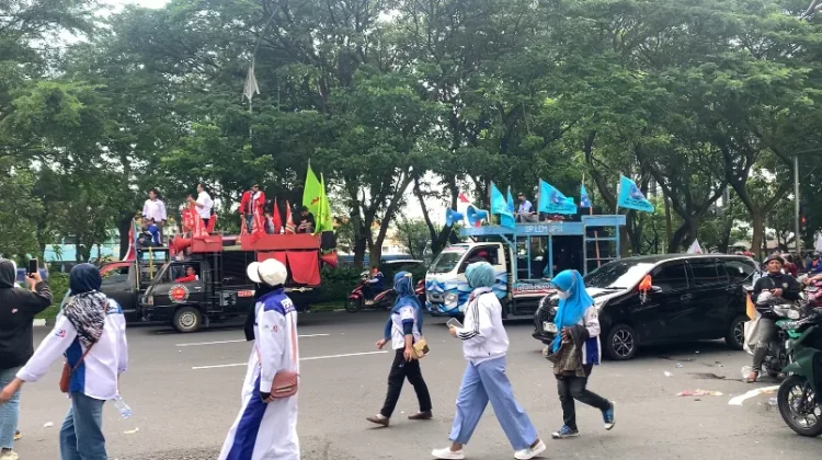 Massa Aksi May Day di Surabaya Mulai Bergerak ke Kantor Gubernur Jatim