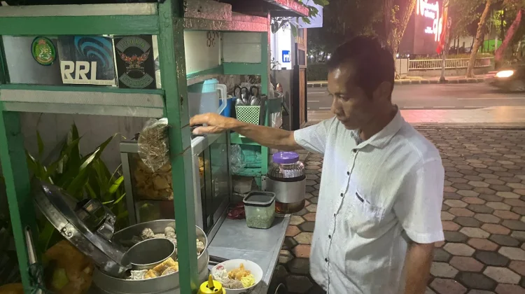 Kisah Inspiratif Cak Tris, 22 Tahun Menjadi Penjual Bakso Keliling