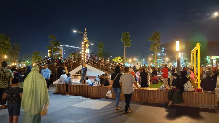 Alun-Alun Sidoarjo Jadi Favorit Hiburan Murah Warga di Malam Minggu