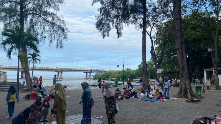 Libur Panjang, Taman Hiburan Kenjeran Surabaya Diserbu Ribuan Pengunjung