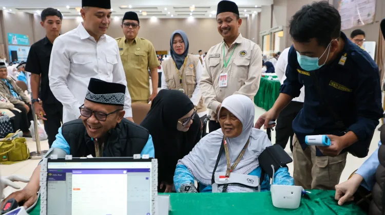 Wali Kota Eri Lepas Jamaah Kloter 50–52 Surabaya