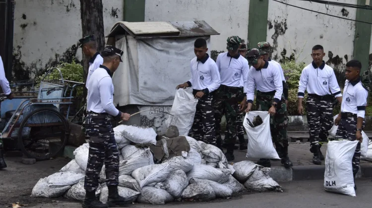 Ribuan TNI AL Warnai Aksi Bersih Kota Surabaya bersama Warga Sambut Hardikal ke-80