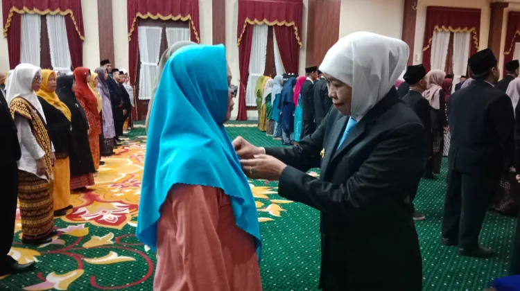 Gubernur Khofifah Sematkan Satyalencana Karya Satya kepada Ratusan Guru Jatim