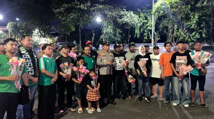 Dari Jalanan Surabaya, Pesan Damai Bonek Mengalir lewat Setangkai Bunga