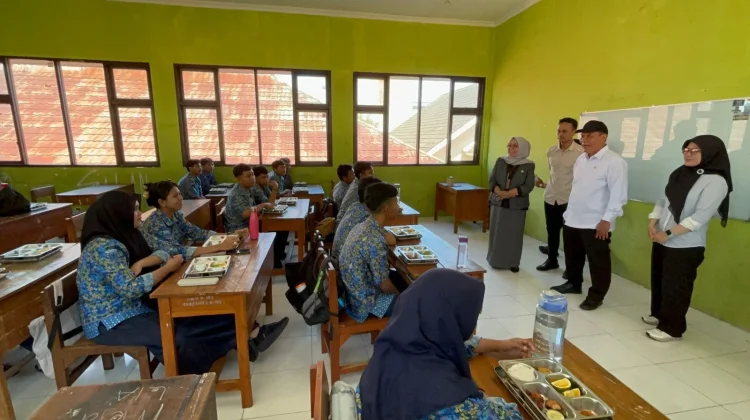 Siswa Temukan Makanan Basi pada Menu MBG di Surabaya