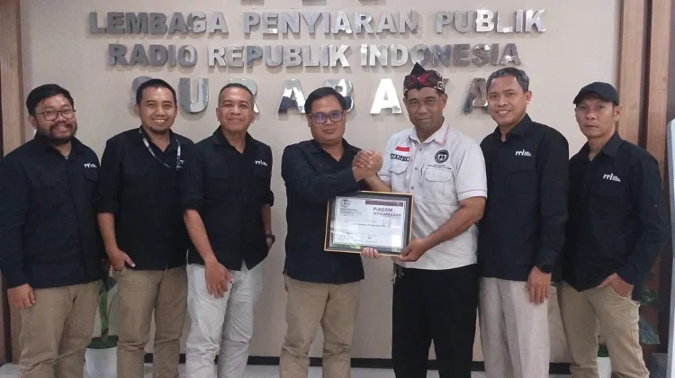 RRI Surabaya Terima Penghargaan Media Peduli Anak dari Komnas PA
