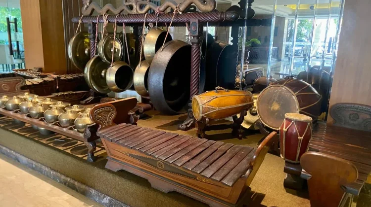 Gamelan Jawa Sambut Tamu di Lobi Hotel Surabaya