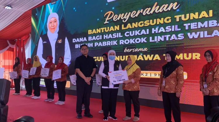 Gubernur Khofifah Serahkan BLT ke 2.800 Buruh Pabrik di Surabaya