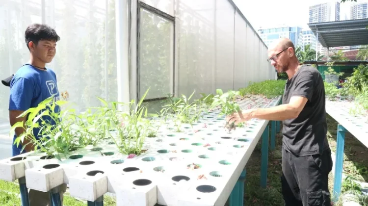 Mahasiswa Biologi ITS Dalami Pertanian Berkelanjutan di Kebun Kita Malaysia
