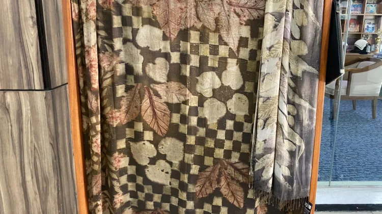 Padukan Seni dan Alam, Batik Ecoprint 'Namira' Mejeng di Lobi RRI